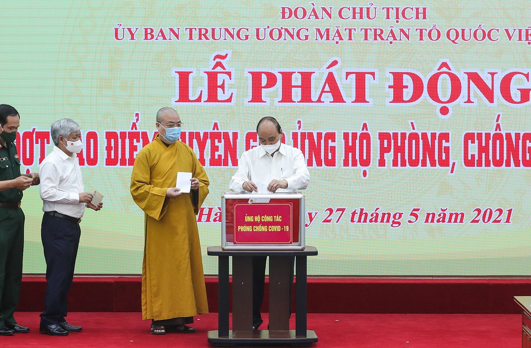 Chủ tịch nước Nguyễn Xuân Phúc cùng các đại biểu quyên góp ủng hộ quỹ phòng, chống Covid-19